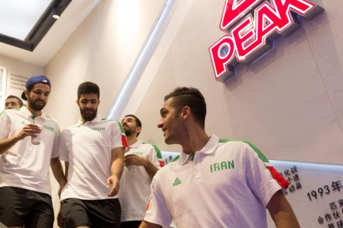 伊朗男篮沈阳助阵匹克新店开业 进一步加深双方合作
