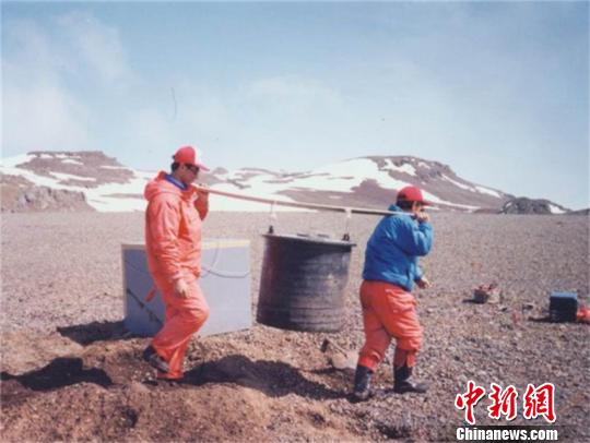 南极科考早期，科考人员运输物资 刘成恕 摄