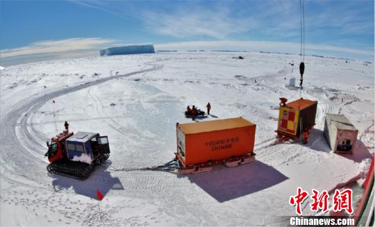 第35次南极科考，雪橇车运输设备 程学武 摄