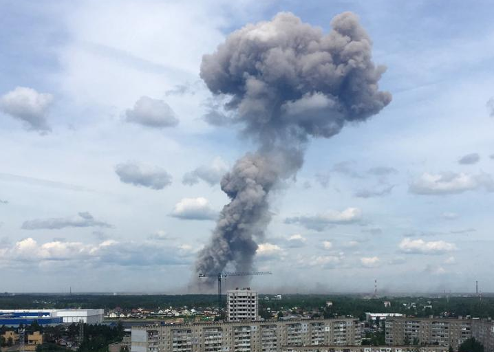 俄罗斯一炸药工厂发生爆炸_城市上空浓烟滚滚