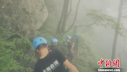 视频截图：神鹰救援队队员在山中搜救。　李超庆 摄