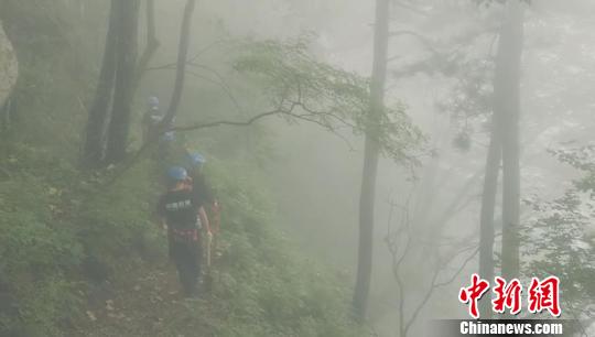 视频截图：神鹰救援队队员在山中搜救。　李超庆 摄