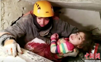 土耳其强震已致31死_救援人员废墟中救出女童