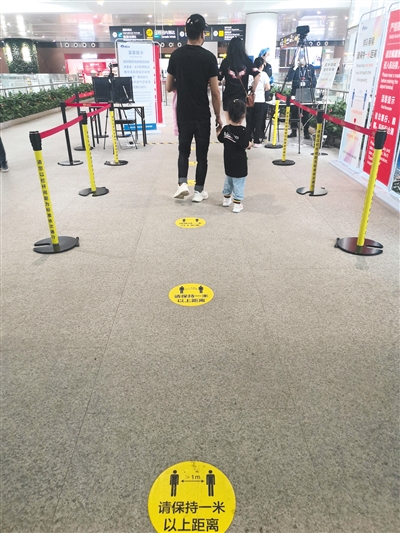 昨天，大兴机场测温通道贴有“一米线”标志。新京报记者 吴婷婷 摄