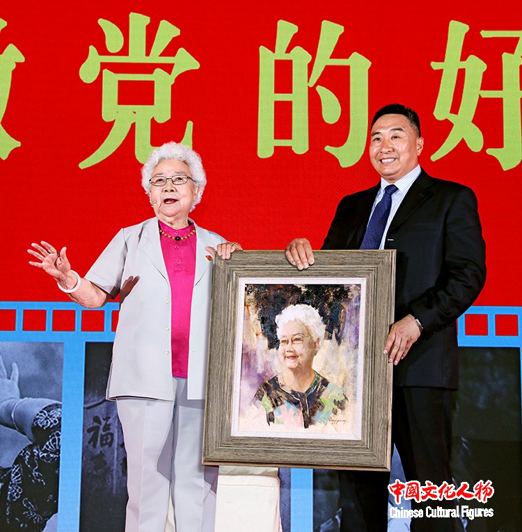 上海梵中生物首席执行官梁春波向田华赠送著名青年油画家王一亚雄创作的田华肖像作品