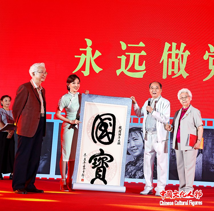 上海梵中生物首席执行官梁春波向田华赠送著名青年油画家王一亚雄创作的田华肖像作品