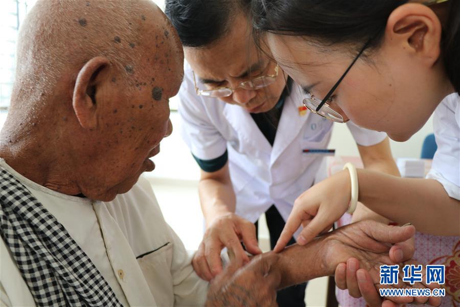 （国际·图文互动）（1）通讯：中国医生来到我家门口——记江苏泰州医疗队在柬埔寨送医下乡
